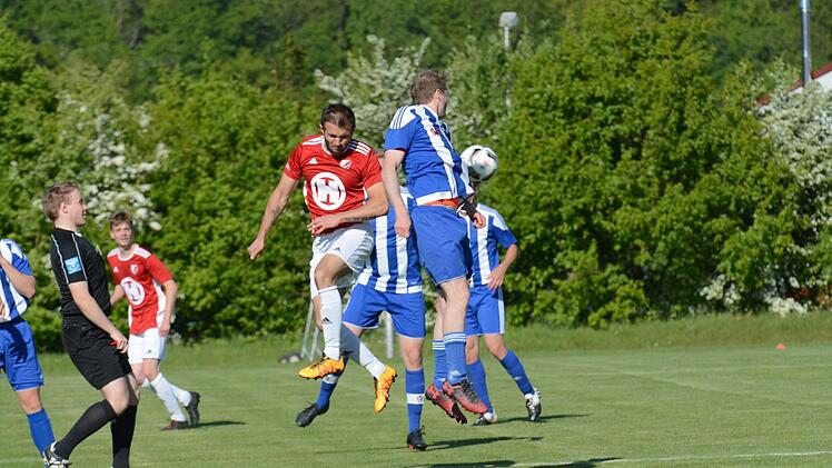 Szene aus dem Totopokalspiel des SV Aura (in blau) gegen den FC 06 Bad Kissingen (0:3).ssp