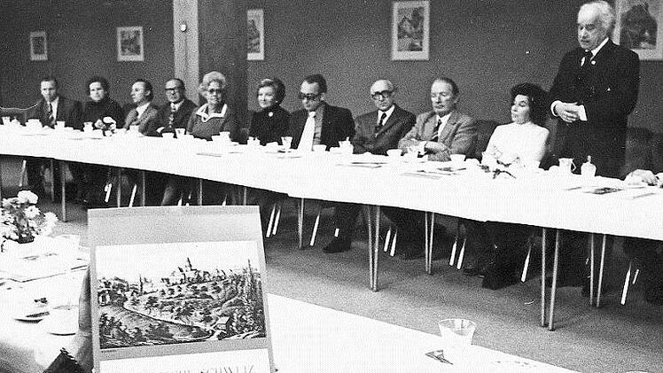 EIn . Bild von der Vorstellung des Sparkassenkalenders 1975 im Herbst 1974. Vierter von rechts ist Hans Max von Aufseß, Sechster von rechts der damalige Forchheimer Landrat Otto Ammon  Repro: Archiv, Löwisch