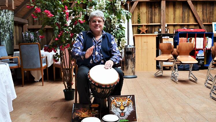 Schiffner trommelt auch heute noch gerne. Foto: Sandra Hackenberg