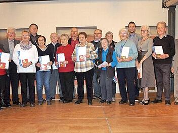 VdK-Ortsvorsitzende Monika Faber (links), stellvertretender Vorsitzende Winfried Weinbeer (Dritter von links) und Bürgermeister Andreas Hügerich (Fünfter von rechts), bedankten sich bei den Jubilaren für ihre langjährige Treue zum VdK. Foto: Alfred Thieret