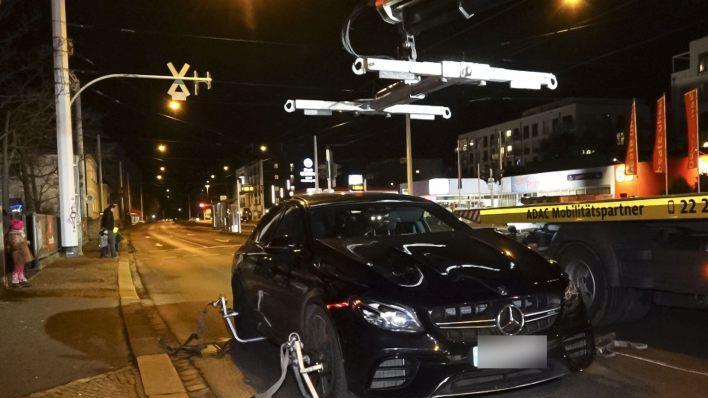 Nicht selten enden illegale Autorennen mit schweren Unfällen: Erst im Dezember hatte in Würzburg ein Mercedes-Fahrer bei einem solchen Rennen eine gehörlose Fußgängerin und ihren Hund erfasst. Symbfolfoto: Höfig/News5