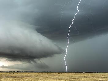 Starke Unwetter drohen auch am Freitag in weiten Teilen Deutschlands. Wetterexperte Dominik Jung warnt vor "dem großen Knall": Extreme Unwetter in einigen Landesteilen - Gewittertief Emmelinde zieht über Deutschland hinweg
