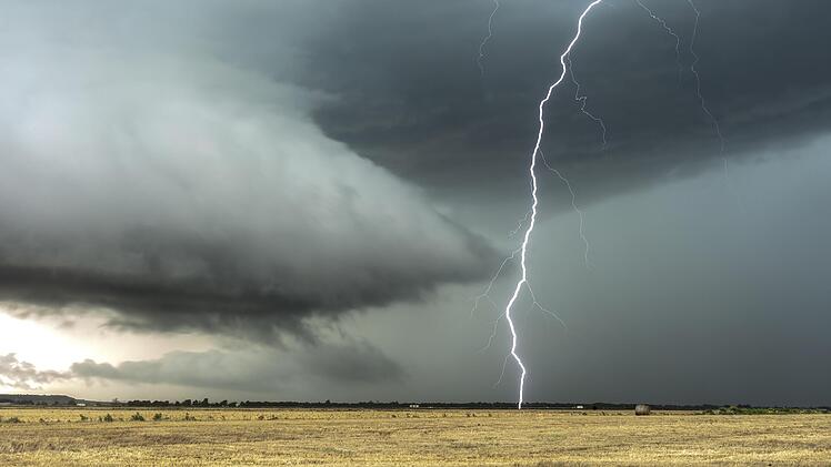 Starke Unwetter drohen auch am Freitag in weiten Teilen Deutschlands. Wetterexperte Dominik Jung warnt vor "dem großen Knall": Extreme Unwetter in einigen Landesteilen - Gewittertief Emmelinde zieht über Deutschland hinweg