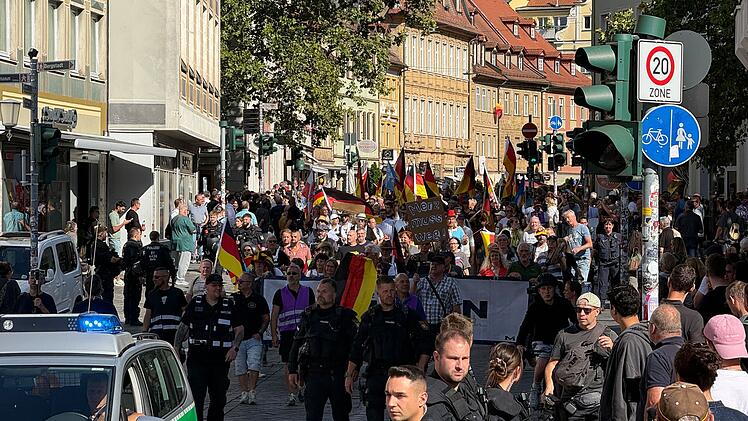 Gro&szlig;demonstrationen in Bamberg: Rechter Aufzug trifft auf Gegenprotest