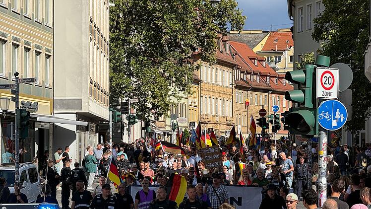 Gro&szlig;demonstrationen in Bamberg: Rechter Aufzug trifft auf Gegenprotest