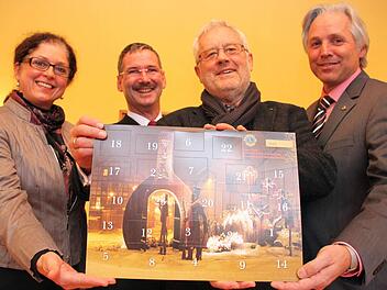 Freude über die Premiere: Ruth Schubert, Peter Brandler, Armin Weidenthaler und Joachim Hockgeiger (von links) präsentieren den Lionsclub-Adventskalender 2013. Foto: Markus Reeh