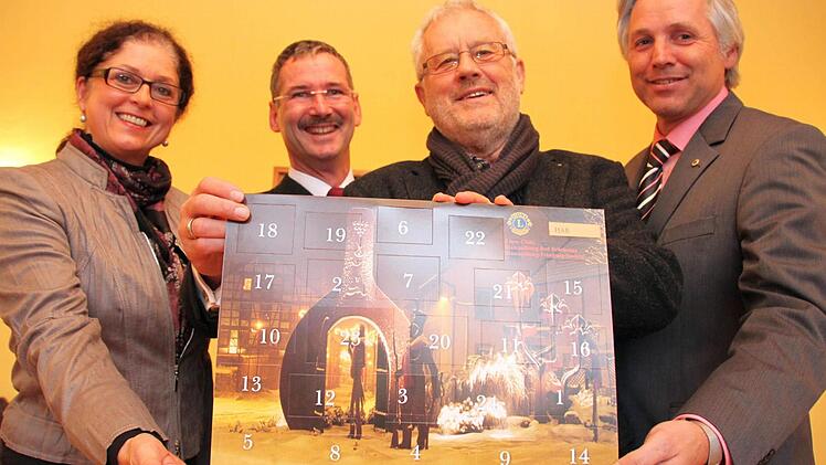 Freude über die Premiere: Ruth Schubert, Peter Brandler, Armin Weidenthaler und Joachim Hockgeiger (von links) präsentieren den Lionsclub-Adventskalender 2013. Foto: Markus Reeh