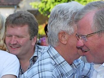 Kunreuths neuer Bürgermeister Konrad Ochs (r.) und der nachrückende Gemeinderat Reinhard Spörl (2.v.l.) haben am Sonntagabend viele Gratulanten.  Foto: Galster
