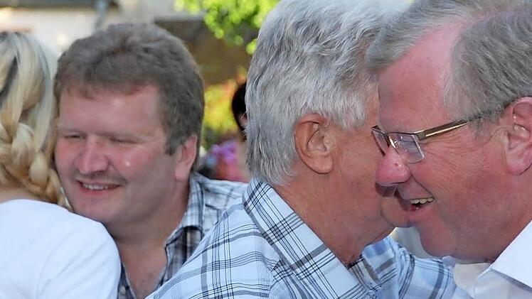 Kunreuths neuer Bürgermeister Konrad Ochs (r.) und der nachrückende Gemeinderat Reinhard Spörl (2.v.l.) haben am Sonntagabend viele Gratulanten.  Foto: Galster