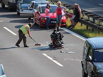 Das Motorrad stand nach dem Unfall mit den Rädern nach oben auf der Fahrbahn, die Fahrerin wurde schwer verletzt ins Krankenhaus gebracht.  Fotos: Tobias Kindermann