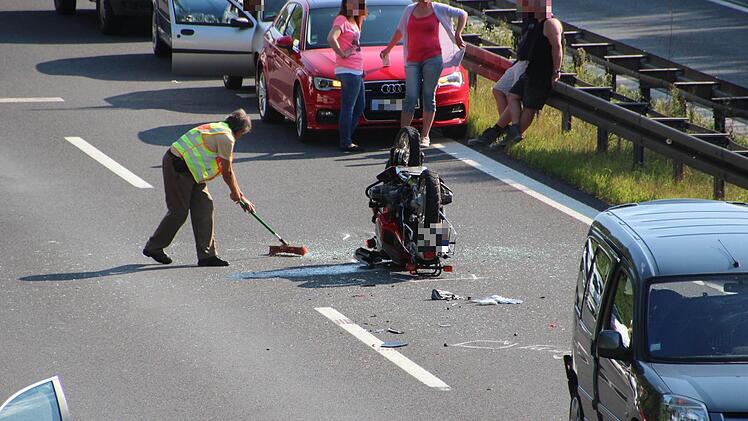 Das Motorrad stand nach dem Unfall mit den Rädern nach oben auf der Fahrbahn, die Fahrerin wurde schwer verletzt ins Krankenhaus gebracht.  Fotos: Tobias Kindermann