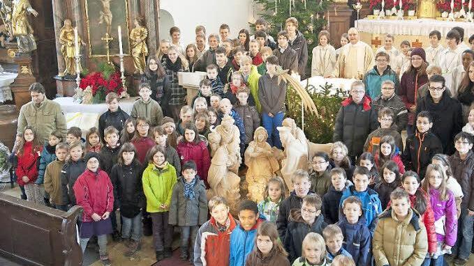 Ein Großteil der Sternsinger stellte sich 2013 für dieses Archivfoto mit dem Organisator der Aktion, Lukas Schwägerl (l.), um die Weihnachtskrippe auf und brachte ein Sammelergebnis von über 40 000 Euro als Geschenk mit. Foto: privat, Archiv