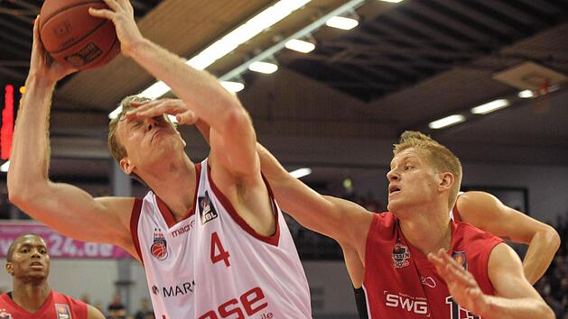 Der Gie&szlig;ener Benjamin Lischka (r.) foult Nicolo Melli. Bambergs Neuzugang war mit 19 Punkten, elf Rebounds und drei Assists der effektivste Spieler seines Teams. Foto: Michael Schepp