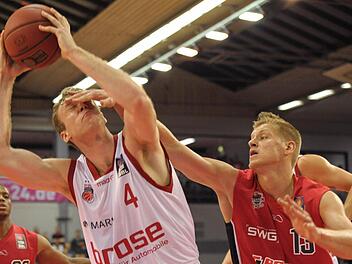 Der Gießener Benjamin Lischka (r.) foult Nicolo Melli. Bambergs Neuzugang war mit 19 Punkten, elf Rebounds und drei Assists der effektivste Spieler seines Teams. Foto: Michael Schepp