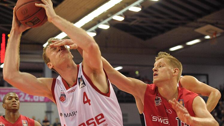 Der Gießener Benjamin Lischka (r.) foult Nicolo Melli. Bambergs Neuzugang war mit 19 Punkten, elf Rebounds und drei Assists der effektivste Spieler seines Teams. Foto: Michael Schepp