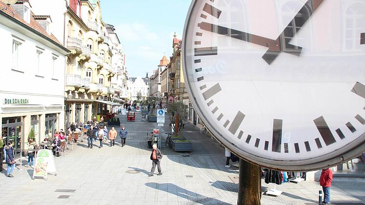 Wirtschaftsf&ouml;rderer Michael Wieden plant ein Online-Tool, das Kunden &uuml;ber &Ouml;ffnungszeiten von Gesch&auml;ften und Restaurants informiert.  Foto: Benedikt Borst
