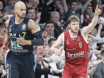 Lucca Staiger bedankt sich nach seinem vierten Dreier für den Pass, durch den er zu seinem unbedrängten Wurf kam; links der Berliner Alex King. Fotos: sportpress