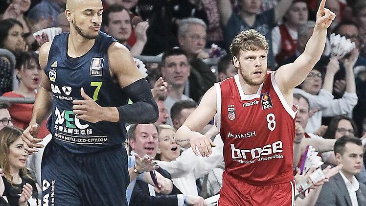 Lucca Staiger bedankt sich nach seinem vierten Dreier für den Pass, durch den er zu seinem unbedrängten Wurf kam; links der Berliner Alex King. Fotos: sportpress