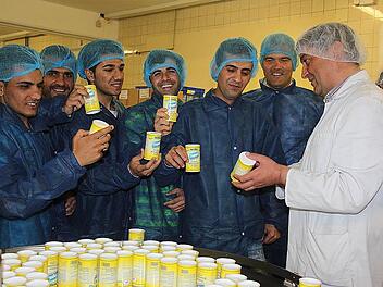 Bei der Wela (von links): Ako Khsraw, Mohammed Fatah, Brwa Hamad, Bahzad Abdudabar und Hatkowt Abduhamed. Mit dabei: Bürgermeister Timo Ehrhardt (2.v.r.) und Betriebsleiter Udo Conrad (r.) Foto: Veronika Schadeck
