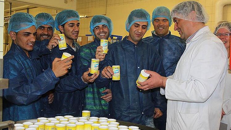 Bei der Wela (von links): Ako Khsraw, Mohammed Fatah, Brwa Hamad, Bahzad Abdudabar und Hatkowt Abduhamed. Mit dabei: Bürgermeister Timo Ehrhardt (2.v.r.) und Betriebsleiter Udo Conrad (r.) Foto: Veronika Schadeck