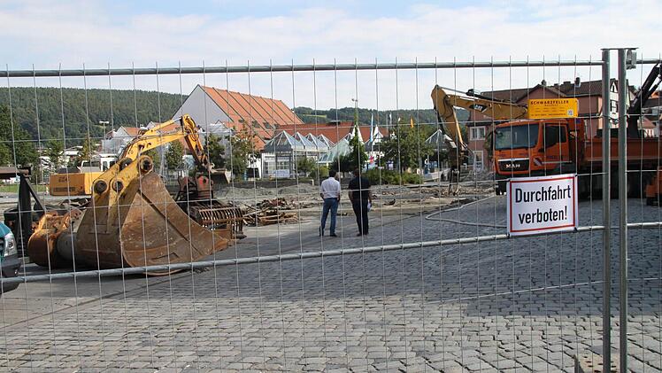Ein Bauzaun wurde rings um den Platz aufgestellt.