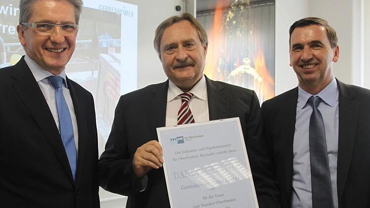 Der Vorsitzende des Industrie- und Handelsgremiums Kronach (IHK), Hans Rebhan überreichte dem Geschäftsführer von Gerresheimer Tettau, Bernd Hörauf und dem Vorstandvorsitzenden des Gerresheimer Konzerns, Uwe Röhrhoff eine Urkunde für die Standorttreue in Tettau.  Foto: Veronika Schadeck