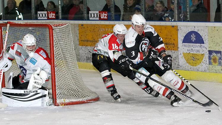 Haßfurts Daniel Hora (rechts, im Zweikampf mit Kissingens Johan Larsson) schaltete sich immer wieder ins Haßfurter Angriffsspiel mit ein. Vergebens. Auch in dieser Szene war letztlich Endstadion bei Kissingens Schlussmann Donatas Zukovas.Ralf Naumann
