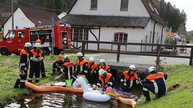 Eine Herausforderung der nicht ernsten Art für die Feuerwehr Wolfsberg, am Ortseingang von Obertrubach kommend      Foto: Franz Galster
