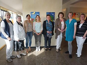Gruppenbild zur neuen Ausstellung im Bruder-Franz-Haus (von links): Renate Lang, Ursula Rahm, Nadine Köstler, Anika Dömling, Maria Theresia Rottmann, Gudrun Hauer, Claudia Fink und Carmen Zinßler-Maul vom Bruder-Franz-Haus-Team. Marion Eckert