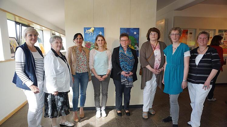 Gruppenbild zur neuen Ausstellung im Bruder-Franz-Haus (von links): Renate Lang, Ursula Rahm, Nadine Köstler, Anika Dömling, Maria Theresia Rottmann, Gudrun Hauer, Claudia Fink und Carmen Zinßler-Maul vom Bruder-Franz-Haus-Team. Marion Eckert