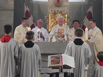 Karl Ebner (Mitte) wurde am 24. Juni 1978 zum Priester geweiht. Anlässlich seines 40. Priesterjubiläums wurde ein Festgottesdienst in der Stadtpfarrkirche Bad Brückenau gefeiert. Foto: Ulrike Müller
