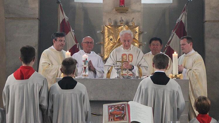 Karl Ebner (Mitte) wurde am 24. Juni 1978 zum Priester geweiht. Anlässlich seines 40. Priesterjubiläums wurde ein Festgottesdienst in der Stadtpfarrkirche Bad Brückenau gefeiert. Foto: Ulrike Müller