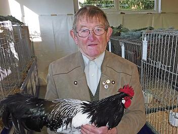 Erwin Winterstein mit einem Huhn der Rasse Lakenfelder. Foto: Wolf