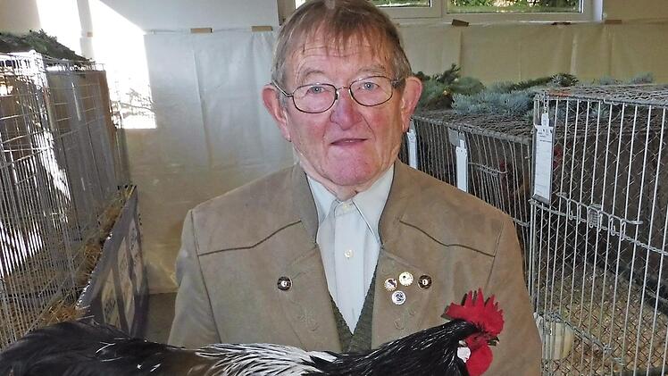 Erwin Winterstein mit einem Huhn der Rasse Lakenfelder. Foto: Wolf