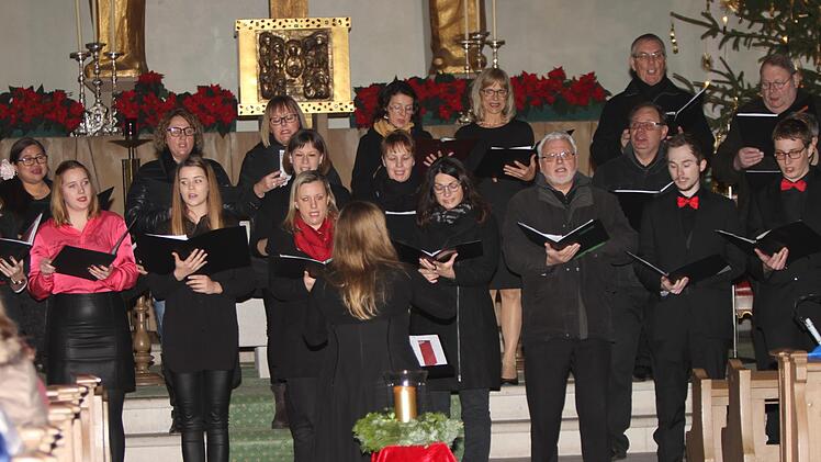 Der "Projektchor" mit Dirigentin Regina Huber