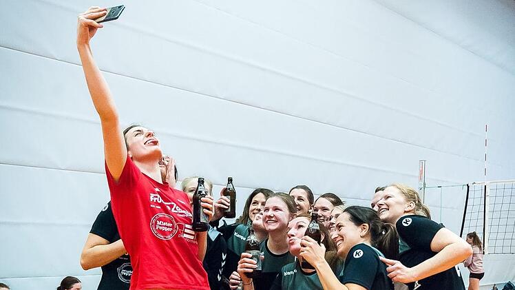 Anna Rothe macht nach dem letzten Ballwechsel ein Mannschafts-Selfie.
