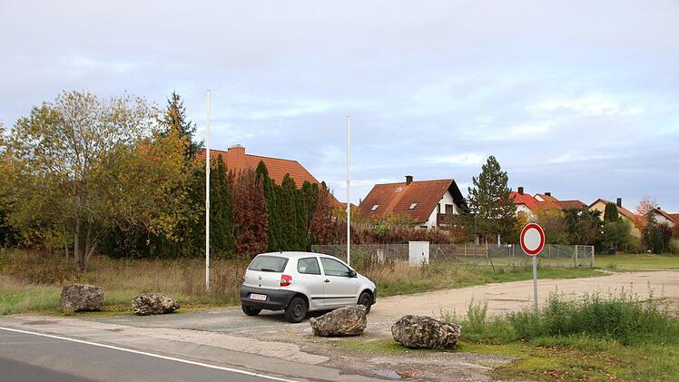Diese Steine am Luderweiher in Höchstadt-Süd sollen wieder so platziert werden, dass kein Auto hindurchpasst.  Foto: Andreas Dorsch