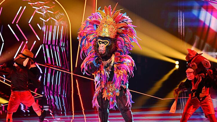 Der King bot erst einen Elvis-Presley-Song und schenkte dann Verona ein Plüschtier. Zittern musste er trotzdem ein wenig.