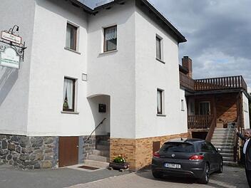Der Kindergarten zieht ab 8. September vorübergehend in das ehemalige Gasthaus Klug/Weiß ein, das derzeit umgebaut wird.  Fotos: Karl-Heinz Hofmann