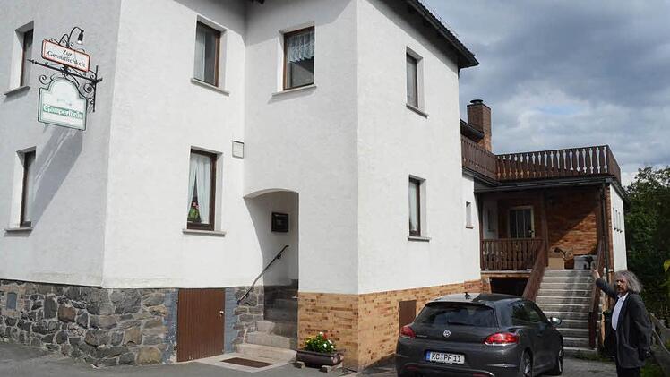 Der Kindergarten zieht ab 8. September vorübergehend in das ehemalige Gasthaus Klug/Weiß ein, das derzeit umgebaut wird.  Fotos: Karl-Heinz Hofmann