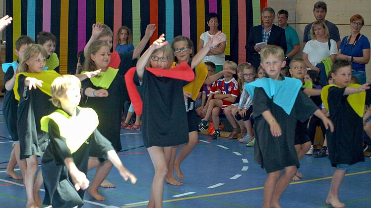 Die 2. Klasse im Gospelfieber: "Clap your hands and sing Hallelujah".  Foto: Susanne Deuerling