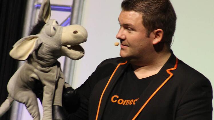 "Stimmung!", wieherte der Esel und rockte den Saal der Dr.-Stammberger-Halle mit Kalauern am laufenden Band. Foto: Sonja Adam