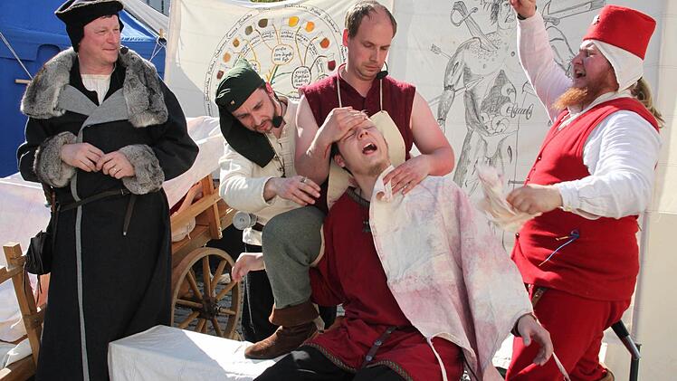 Wie eine ärztliche Behandlung im Mittelalter aussah, zeigte die Gruppe "Malleus Medicinae" aus Bad Berneck. Von links: Bernd Förschler (Medicus), Oliver Günther (Barbierchirurg), Florian Petzolg (Unfallchirurg, im Mittelalter Feldscher genannt), David Winkler (Patient) und Scharfrichter (Dirk Schaller). Foto: Stephan Stöckel