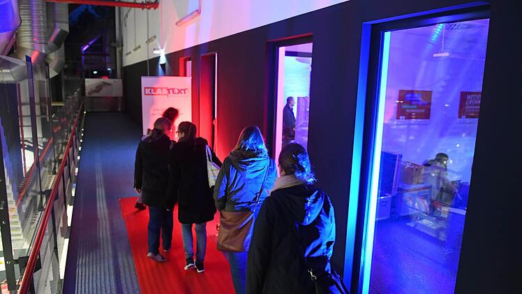 Rund 30 Lehrerinnen und Lehrer kamen am Donnerstagabend in das Druckzentrum der Mediengruppe Oberfranken: Unter dem Motto "KLARTEXT! bewegt was" bekamen sie viele Impulse für einen spannenden Medienunterricht. Foto: Ronald Rinklef