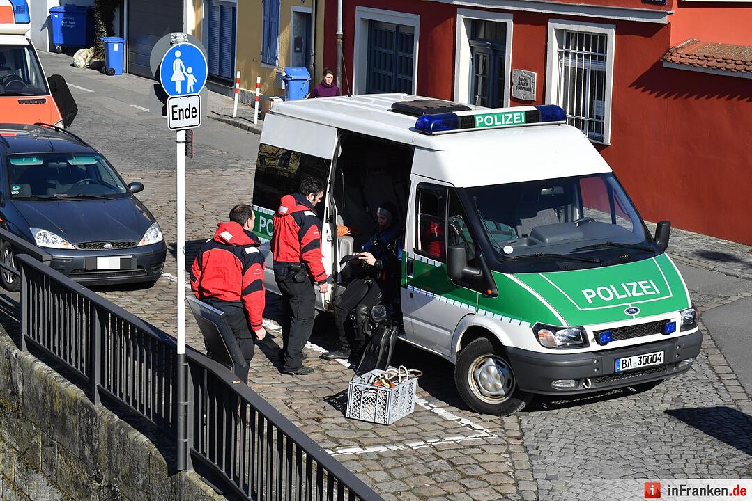 Nach Raubüberfall: Polizei und Taucher am alten Kanal in Bamberg
