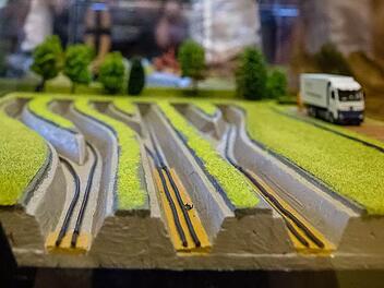 Tiefe Einschnitte in den Boden sind für die Verlegung der Erdkabel nötig. Danach werden die Gräben wieder verfüllt. Martina Müller