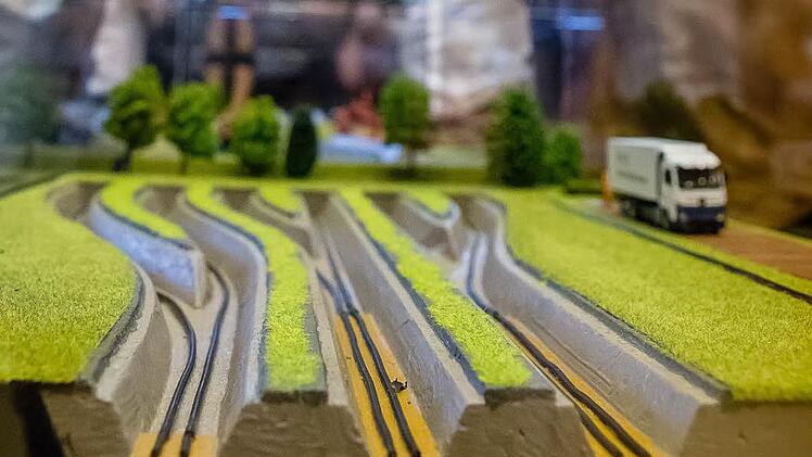 Tiefe Einschnitte in den Boden sind für die Verlegung der Erdkabel nötig. Danach werden die Gräben wieder verfüllt. Martina Müller