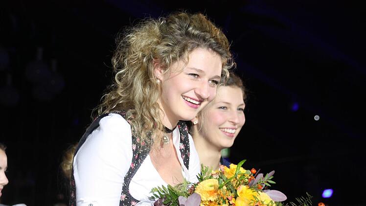 Im Dirndl wurden die Kalendergirls auf einer Kutsche in den Saal gefahren.Achim Schnapp