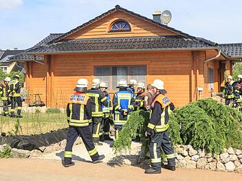 In einem Holzhaus in Hirschaid hat es am Dienstag gebrannt. Foto: NEWS5 / Merzbach
