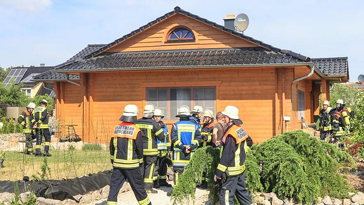 In einem Holzhaus in Hirschaid hat es am Dienstag gebrannt. Foto: NEWS5 / Merzbach